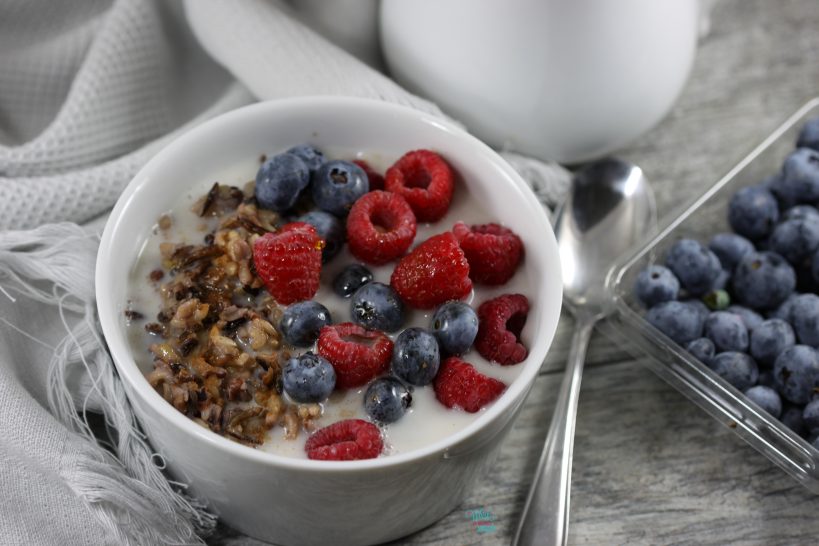 Berry Wild Rice Porridge on the go (vegan and gluten free)