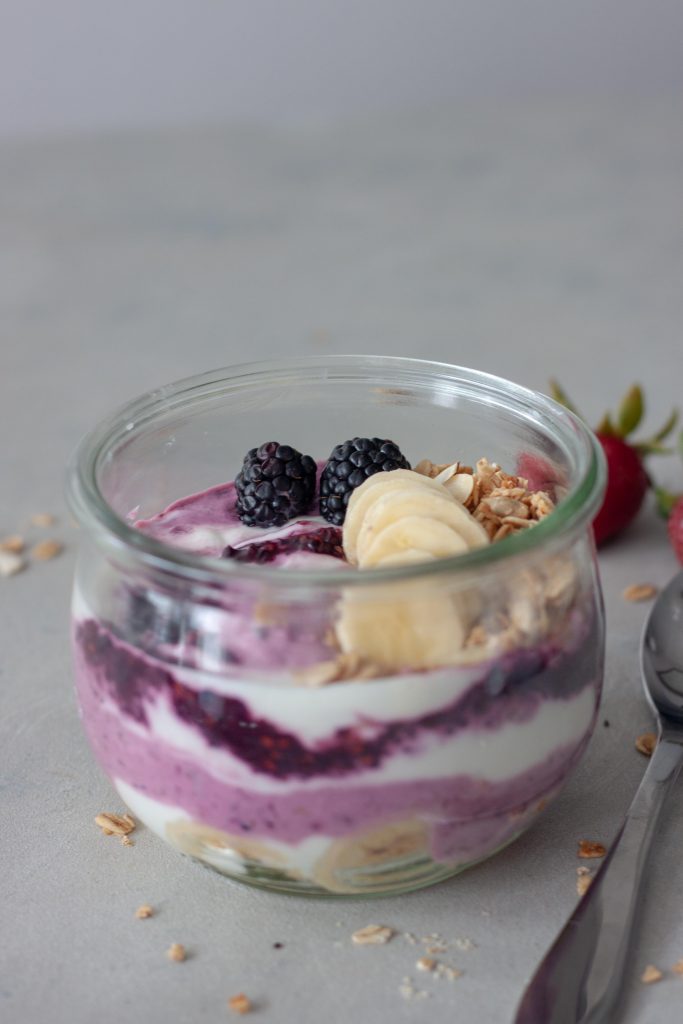 Yogurt bowl, blackberries, bananas, granola