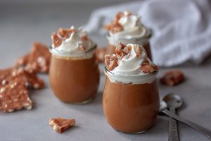 Pumpkin Pie Peanut Brittle Pudding Cups, pumpkin pie pudding Cups with whipped cream and peanut brittle