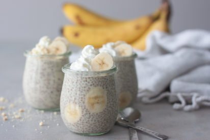 3 jars banana chia pudding, bananas, crumbs